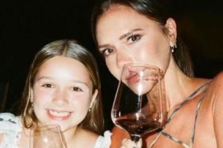 Victoria Beckham wznosi toast z 10-letnią córką. Fanka: moja mama robiła tak samo...