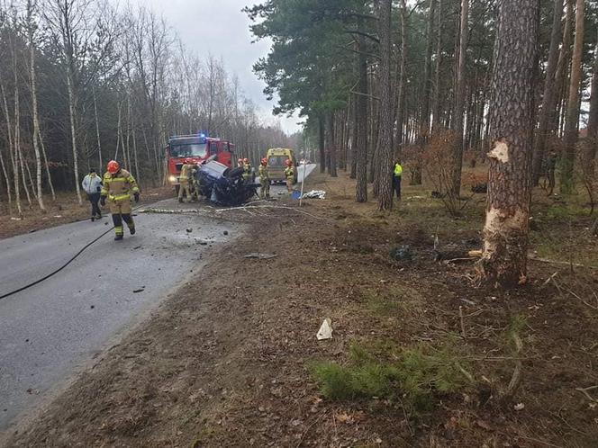 Koszmarne dachowanie w Bydgoszczy! Kierowca wypadł z auta i został przygnięciony 