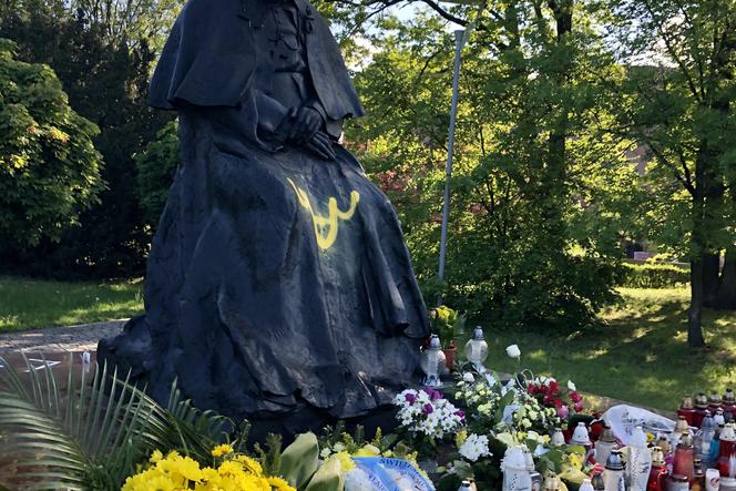 W Toruniu wandale zdewastowali pomnik Jana Pawła II