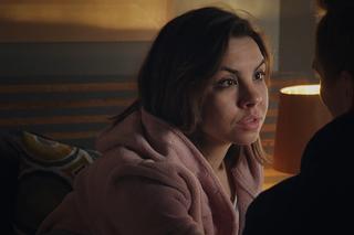 M jak miłość, odc. 1729: Olek (Maurycy Popiel), Aneta (Ilona Janyst)