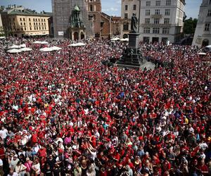 Szalona radość na Rynku Głównym. Kibice Wisły Kraków świętowali zdobycie piątego Pucharu Polski