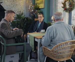 M jak miłość, odcinek 1853: Olek (Maurycy Popiel), Andrzej Budzyński (Krystian Wieczorek), Argasiński (Karol Strasburger)