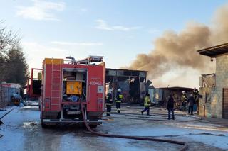 Pożar hali produkcyjnej w Ambrożowie. Na miejscu strażacy z całego powiatu