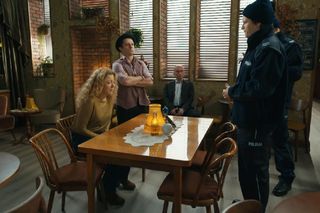 Barwy szczęścia, ostatni odcinek 3194.  Żabcia (Hanna Klepacka), Broda (Andrzej Popiel), policjant (Sebastian Magdziński), policjant (Michał Rudnik)