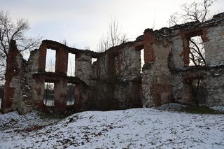 Ruiny zamku w Bychawie położone są nad zalewem