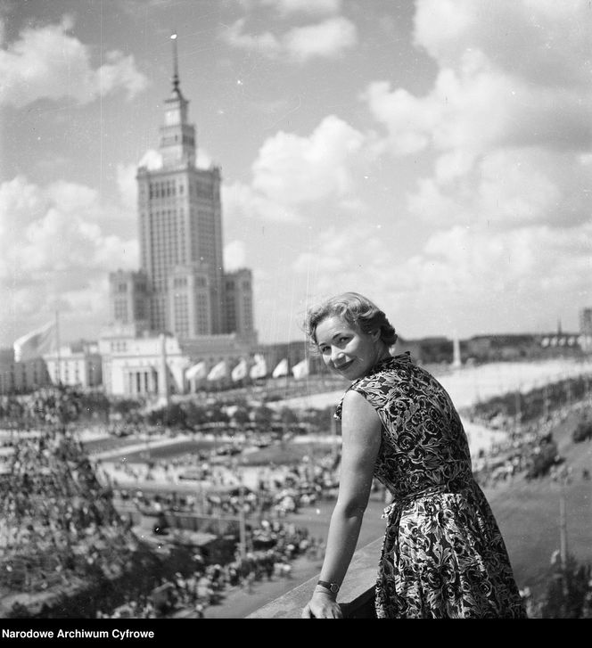 QUIZ PRL. Pałac Kultury i Nauki w Warszawie. Zmierz się z historią dziarskiego 70-latka?