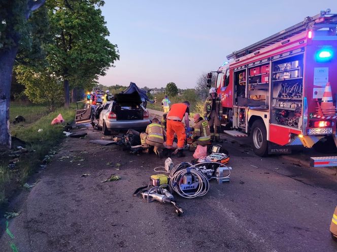 Dwóch mieszkańców Kalet zginęło w wypadku w Sączowie. Trzecia osoba walczy o życie