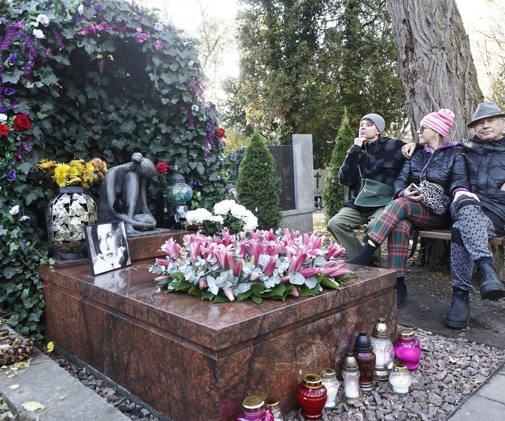 Przy grobie Kory czuwają najbliżsi