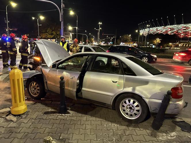 Zderzenie trzech aut osobowych w Warszawie. Kierowca audi uciekł z miejsca zdarzenia