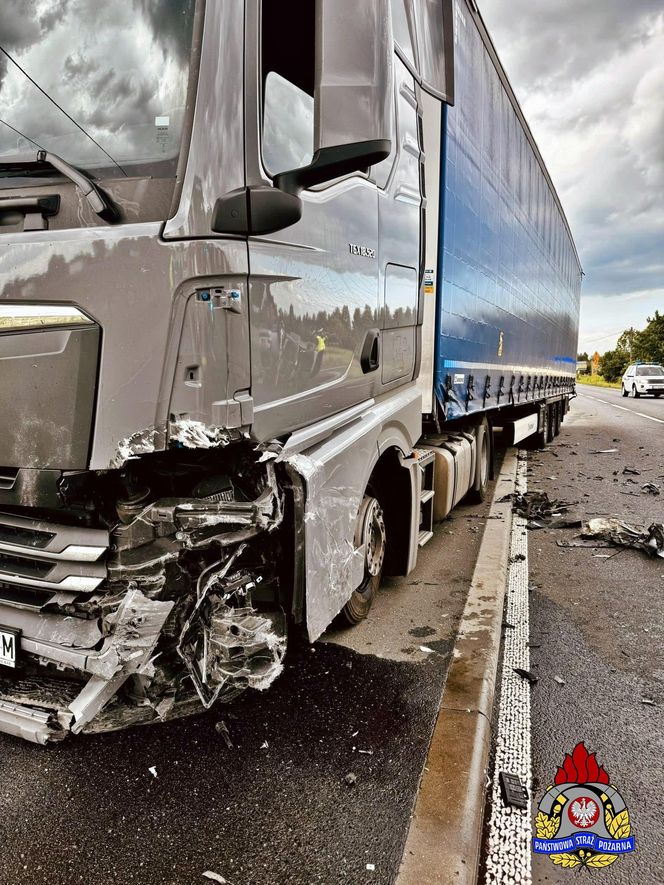 Wypadek w Chełmie Śląskim. Kierowca wjechał pod ciężarówkę