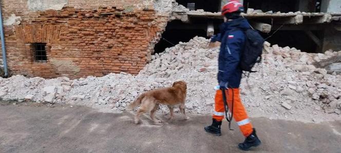 Ściana spichlerza zawaliła się na drogę w Radłowie