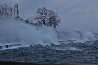 Bałtyk nadal niespokojny. Wzburzone fale i stany alarmowe w Zatoce Gdańskiej