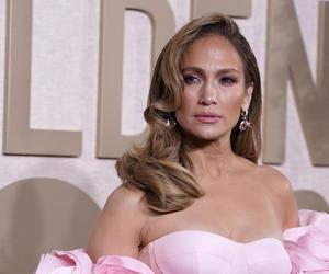 Jennifer Lopez wije się prawie naga! 55-latka coraz gorętsza