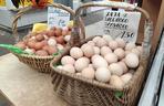 Jajka i sprzedawcy na halach targowych