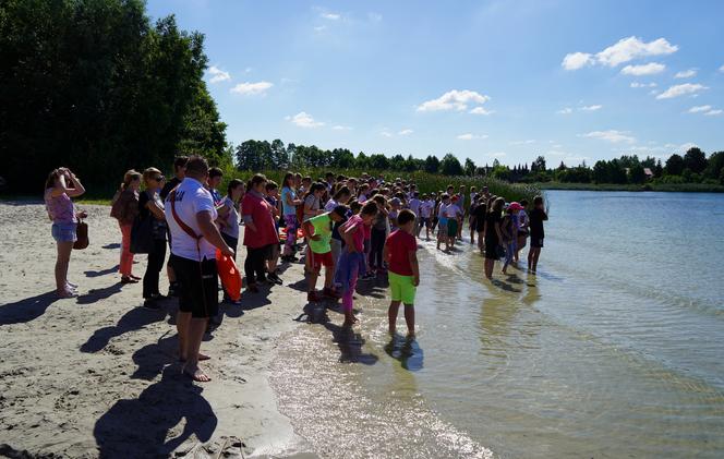 Akcja "Bezpieczne wakacje" w podbydgoskim Borównie. Cenna lekcja dla młodzieży z regionu! [ZDJĘCIA]