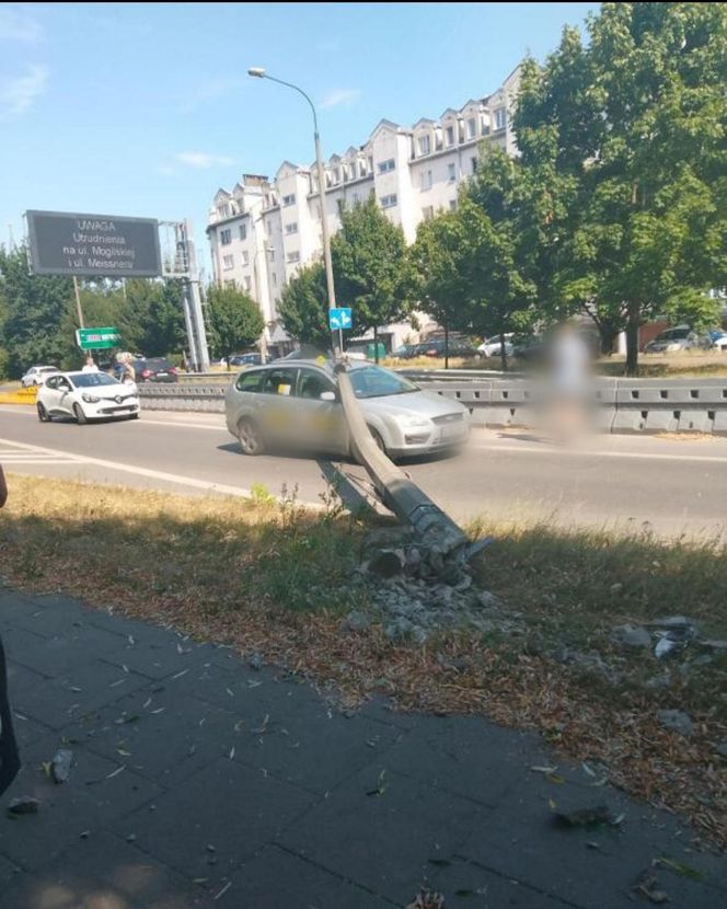 Kraków. Latarnia spadła na przejeżdżający samochód. Chwilę wcześniej doszło tam do wypadku [ZDJĘCIA]