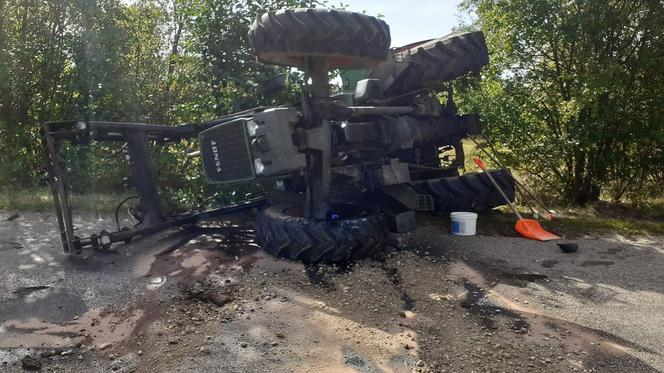 Zderzenie ciągnika z osobówką na drodze ze Szczuczyna do Niećkowa. Dwie osoby w szpitalu [ZDJĘCIA]