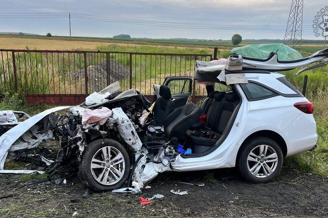 Nie żyje młody kierowca. Z opla niewiele zostało