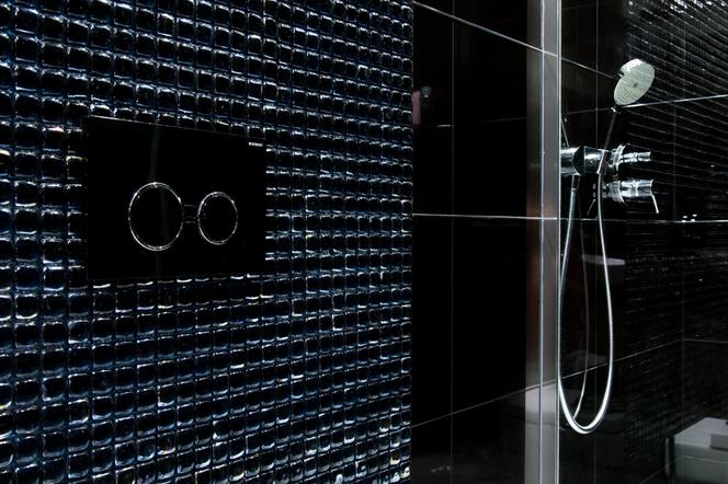 Dekoracja ściany pod prysznicem w stylu glamour