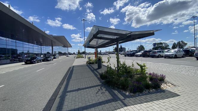 Zazieleniony teren parkingu i pasażu przed terminalami Katowice Airport