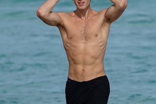 Shawn Mendes na plaży bez koszulki