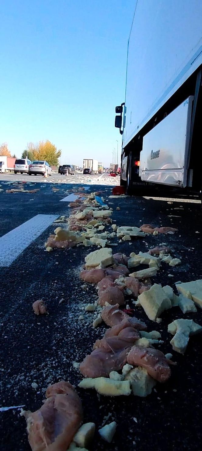 Deszcz mrożonego mięsa na autostradzie A4. Nietypowe skutki kolizji pod Krakowem