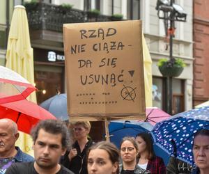 Tłum zwolenników aborcji protestował w centrum miasta. Manifestacja ruszyła pod kurię biskupią i siedzibę PiS