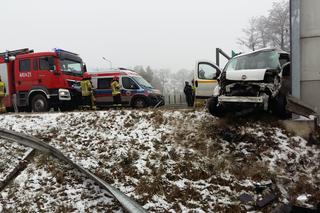 Wyleciał z drogi, huknął w bariery. Strażacy wycinali kierowcę na S8