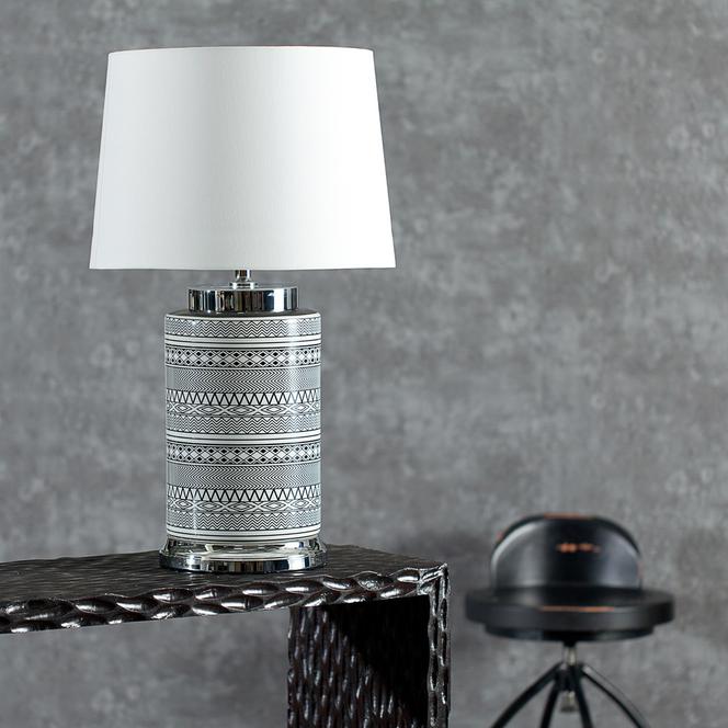 lampa stołowa z podstawa ozdobioną czarno - białym wzorem graficznym
