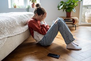 Dziewczynki 12 lat - to nowa grupa ryzyka. Co łączy autoagresję z domową apteczką?