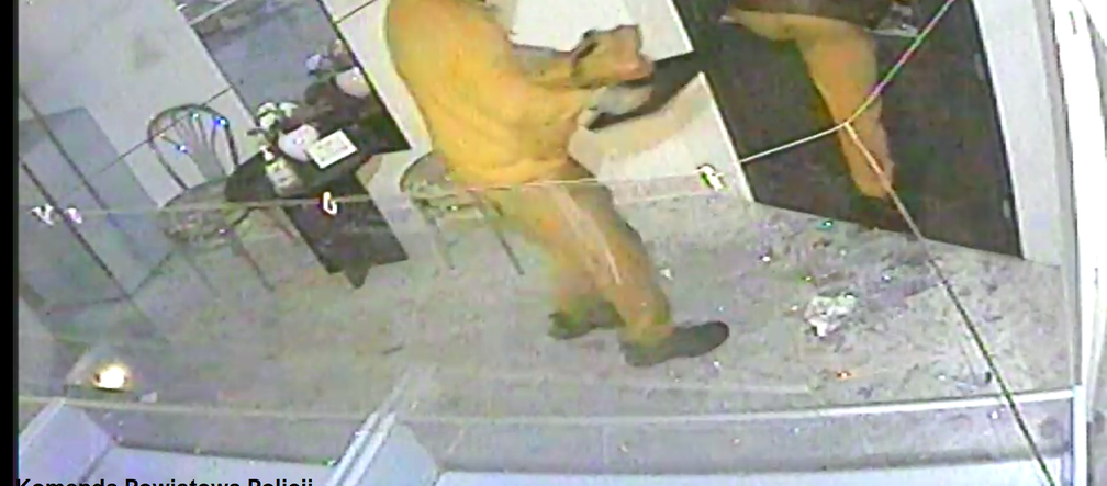 Lubuskie: Włamanie do jubilera we Wschowie. Złodzieje ukradli DROGĄ biżuterię. Rozpoznajesz ich? 