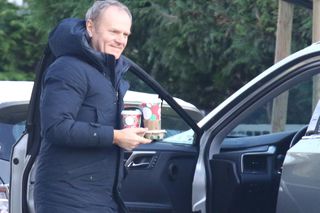 Donald Tusk w mroźną niedzielę pojechał po kawę