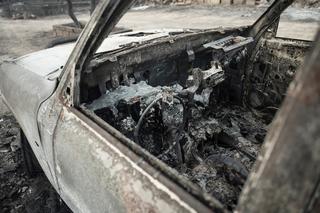 Dwie osoby spłonęły żywcem w samochodzie. Wcześniej auto uderzyło w drzewo