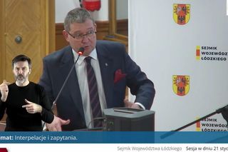 Łódź. Radny PiS Michał Król zszokował piosenką! Zaśpiewał ją na sesji Sejmiku Województwa Łódzkiego [ZDJĘCIA].