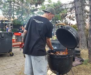 Wielkie straty i sprzątanie po pożarze restauracji Pastrami Summer w Lesznie