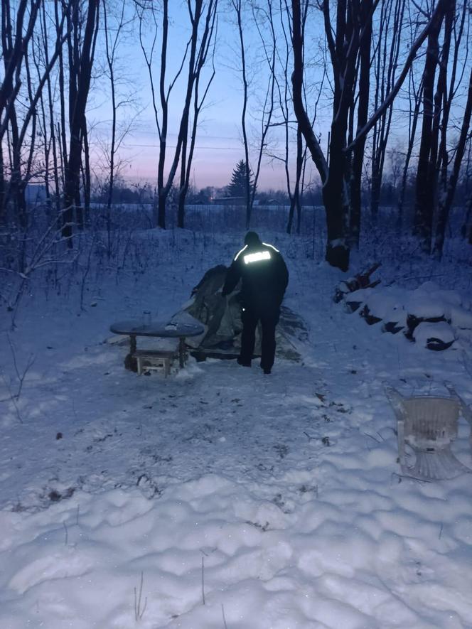 Tarnów. Dwaj bezdomni próbowali przetrwać mroźną noc w prowizorycznym namiocie