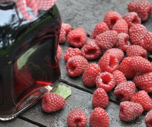 Nalewka malinowa babci Zosi: tradycyjny przepis na babciną malinówkę