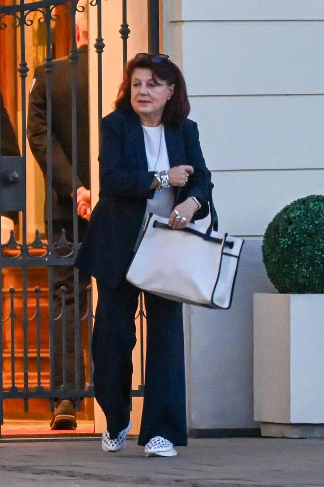 Wybrała strój w stylu sportowa elegancja 