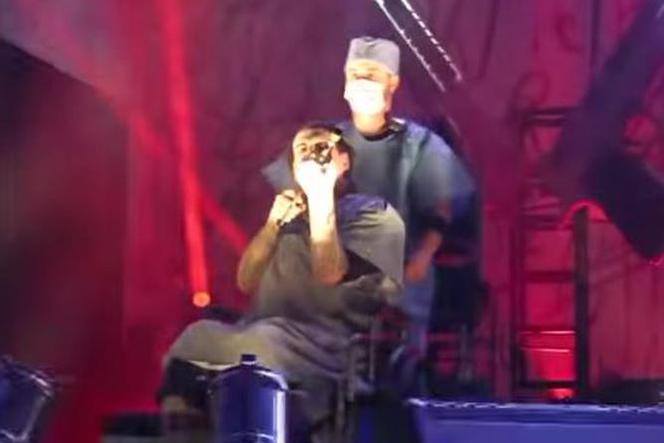 Mailyn Manson z karabinem na scenie