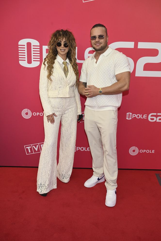 Konferencja prasowa 62. edycji Krajowego Festiwalu Polskiej Piosenki w Opolu. Tłum gwiazd na czerwonym dywanie