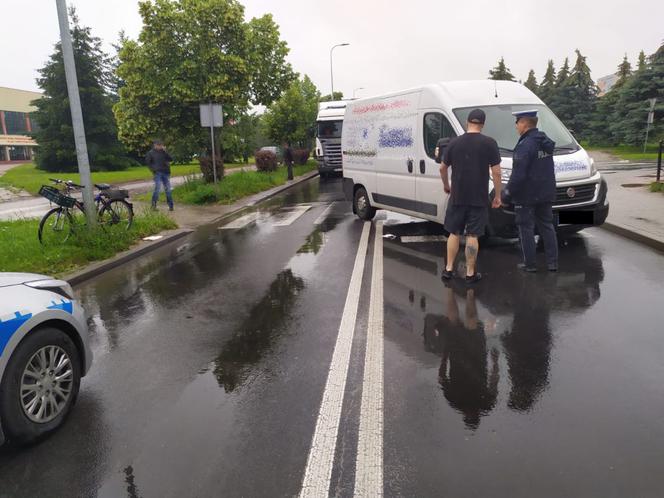 Poważny wypadek na ul. Czaplinieckiej w Bełchatowie. Rowerzysta wjechał wprost pod nadjeżdżającego busa