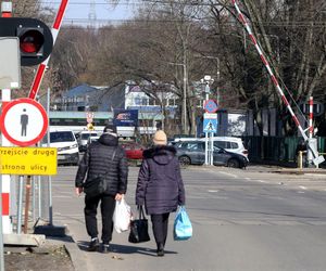 Nowa kładka gotowa od miesięcy. Mieszkańcy wciąż czekają na oficjalne otwarcie. „Nie dotrzymali terminu”