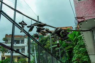 Co oznaczają buty zawieszone na liniach energetycznych?