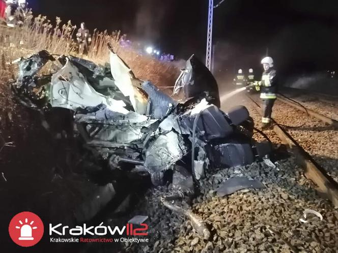 Samochód całkowicie ZMIAŻDŻONY przez pociąg!