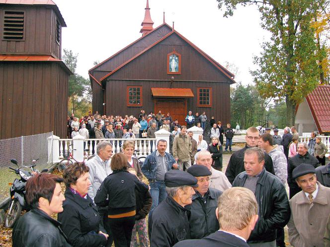 Parafianie wygnali księdza z kościoła!