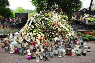 Menadżer Sylwii Peretti podnosi alarm: dewastacja! Tak wygląda grób Patryka 5 dni po pogrzebie