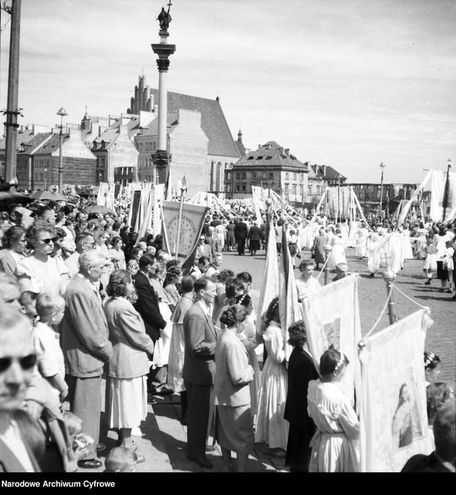 Uroczystość Bożego Ciała w Warszawie celebrowana przez Prymasa Polski kardynała Stefana Wyszyńskiego - 1957 rok