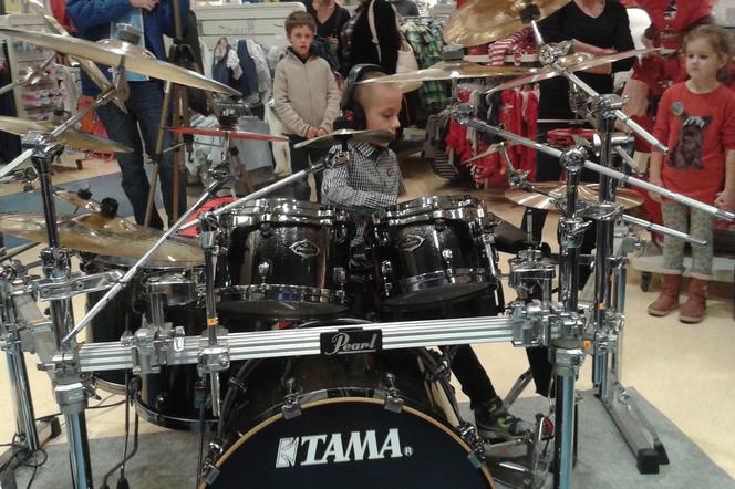 Ma tylko 7 lat i gra na perkusji