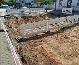 Rozkopanie dużego skrzyżowania odsłoniło fragmenty historii miasta Siedlce