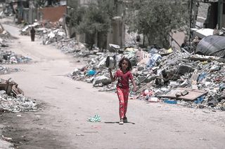 Dziewczynka w Gazie idzie po jedzenie, sierpień 2024